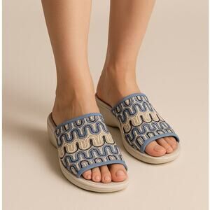 Bzees Smile II Slip-On Sandals  Women’s 7.5M  Wavy Blue/Beige Knit Comfort Shoes